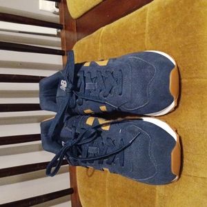 New Balance 574 Navy Blue suede  sneaker size 8.5 woman. Size 40 Europe